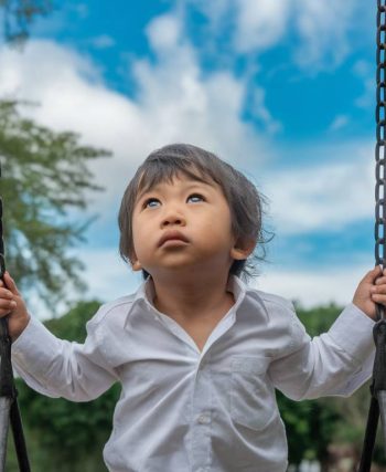 Comment les enfants perçoivent-ils les anges gardiens ? Témoignages et explications spirituelles