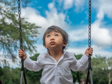 Comment les enfants perçoivent-ils les anges gardiens ? Témoignages et explications spirituelles