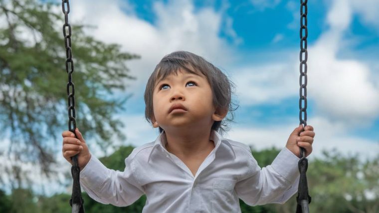 Comment les enfants perçoivent-ils les anges gardiens ? Témoignages et explications spirituelles