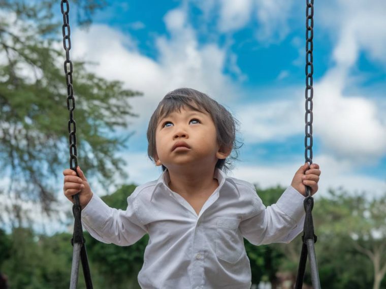 Comment les enfants perçoivent-ils les anges gardiens ? Témoignages et explications spirituelles