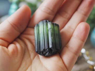 Bienfaits tourmaline : vertus protectrices et purification énergétique par la tourmaline