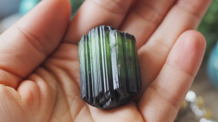 Bienfaits tourmaline : vertus protectrices et purification énergétique par la tourmaline